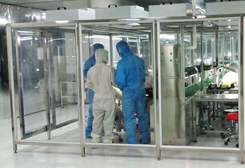 百級潔凈棚工作原理:風機從FFU頂部將空氣吸入,經初效過濾器,高效過濾器過濾,過濾后的潔凈空氣在整個出風面以0.45m/s±20%的風速勻速送出到潔凈棚內。