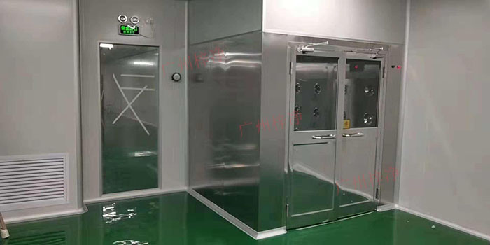 雙開門全不銹鋼風淋通道在各個行業的應用中，都展現了其卓越的性能和設計理念