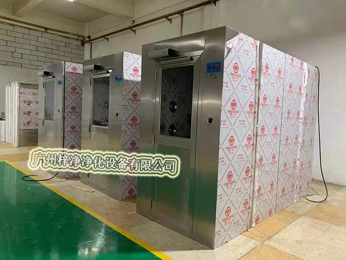 風淋室通過高速氣流將塵埃吹離工作人員的衣物和頭發，有效降低了進入潔凈室內的塵埃量，從而維護了潔凈室內的空氣質量。