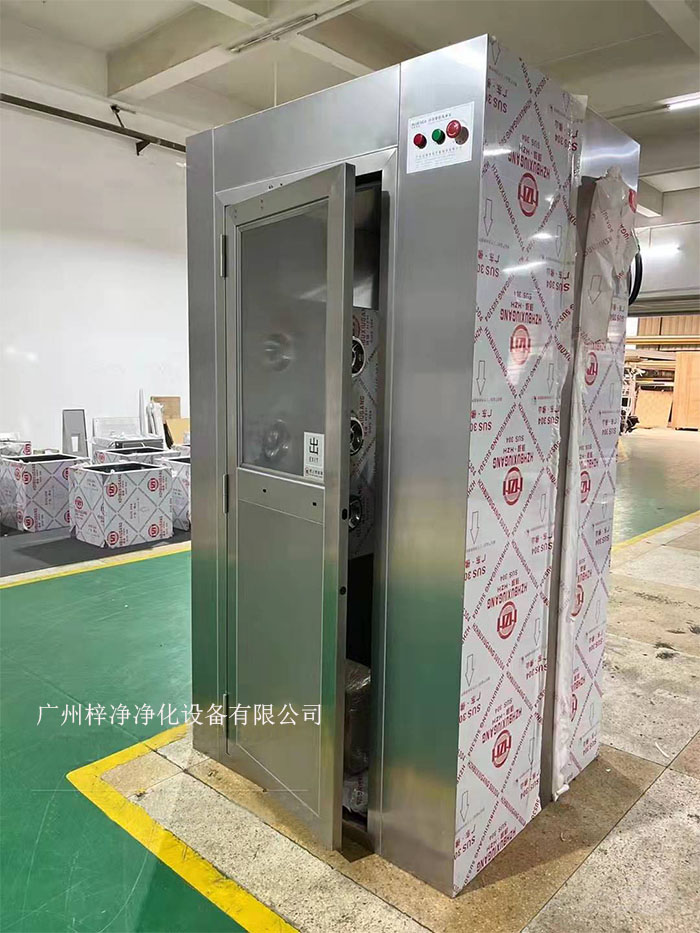 風淋室是潔凈室中用于人員凈化的重要裝置。