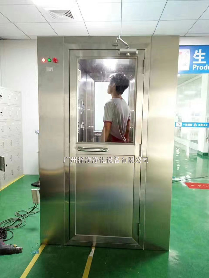 風(fēng)淋室和貨淋室通常配備有集塵設(shè)備，如高效過(guò)濾器、吸塵器等。吹淋過(guò)程中脫落的灰塵和雜質(zhì)會(huì)被這些設(shè)備收集。